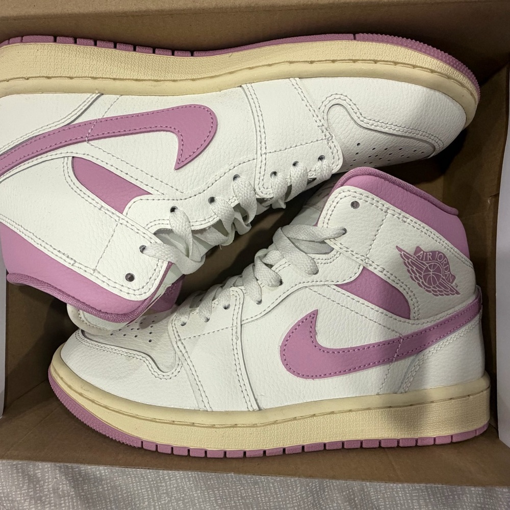 NEW Nike Jordan 1 Women's Cream and Pink High-Top Sneakers - Size 8 - Picture 4 of 6